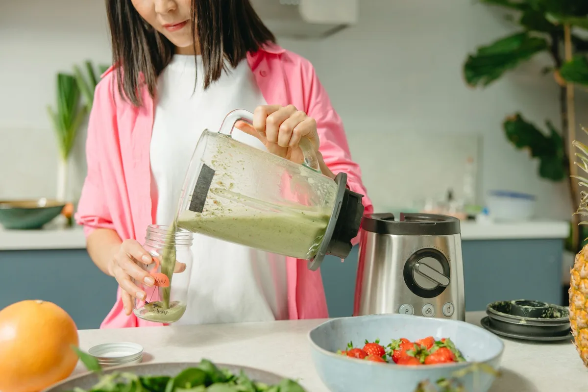 how to remove garlic smell from a plastic blender jar