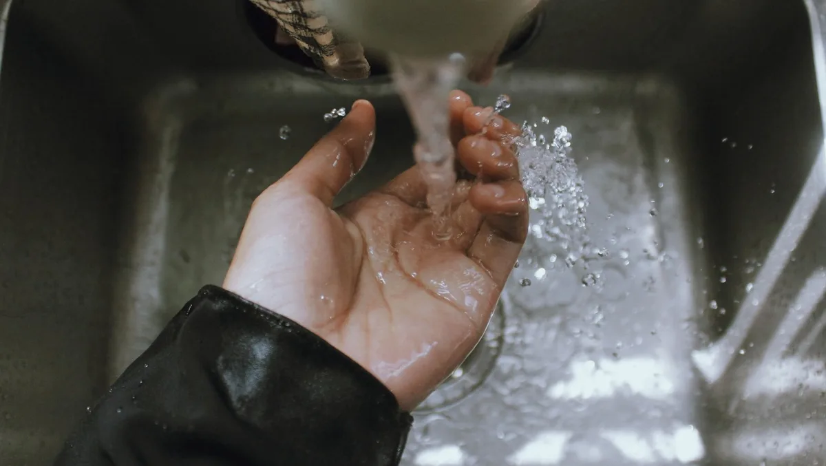 how to remove sink strainer