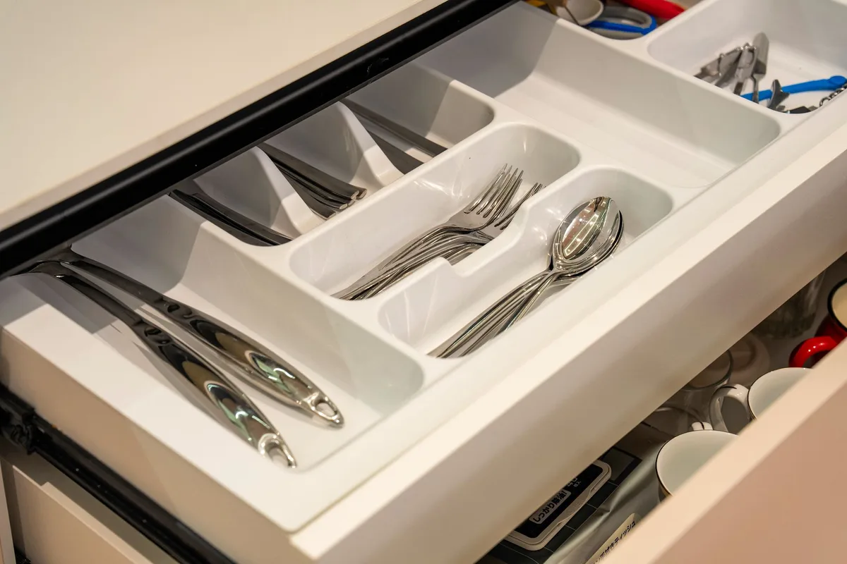 how to store kitchen tongs