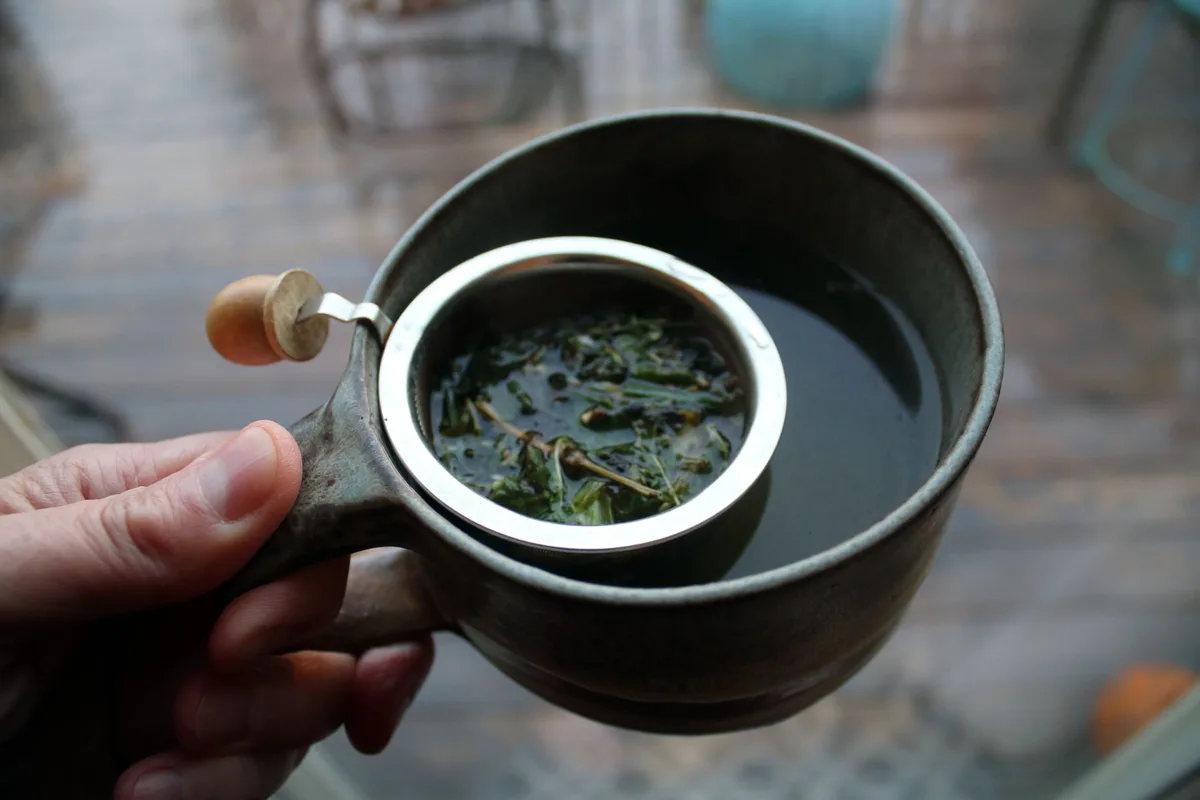 how to use a tea strainer