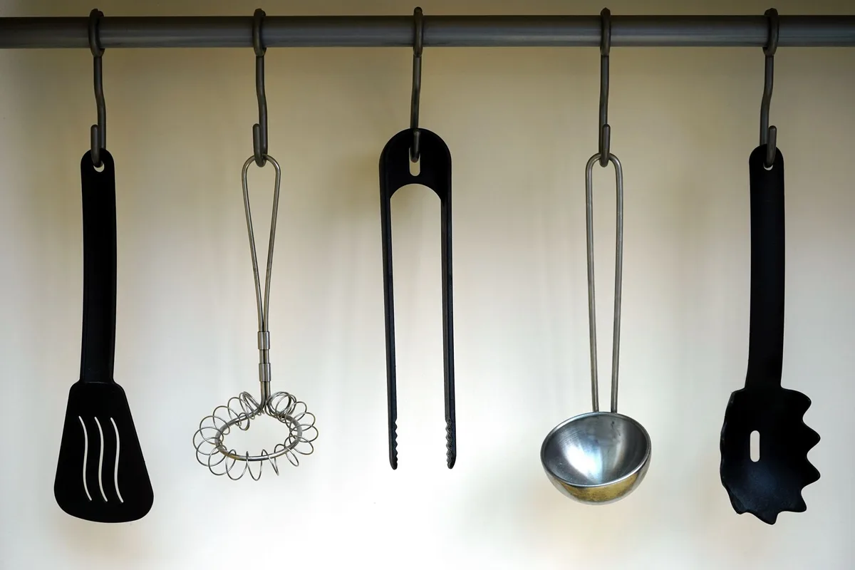 wall-mounted magnetic strip