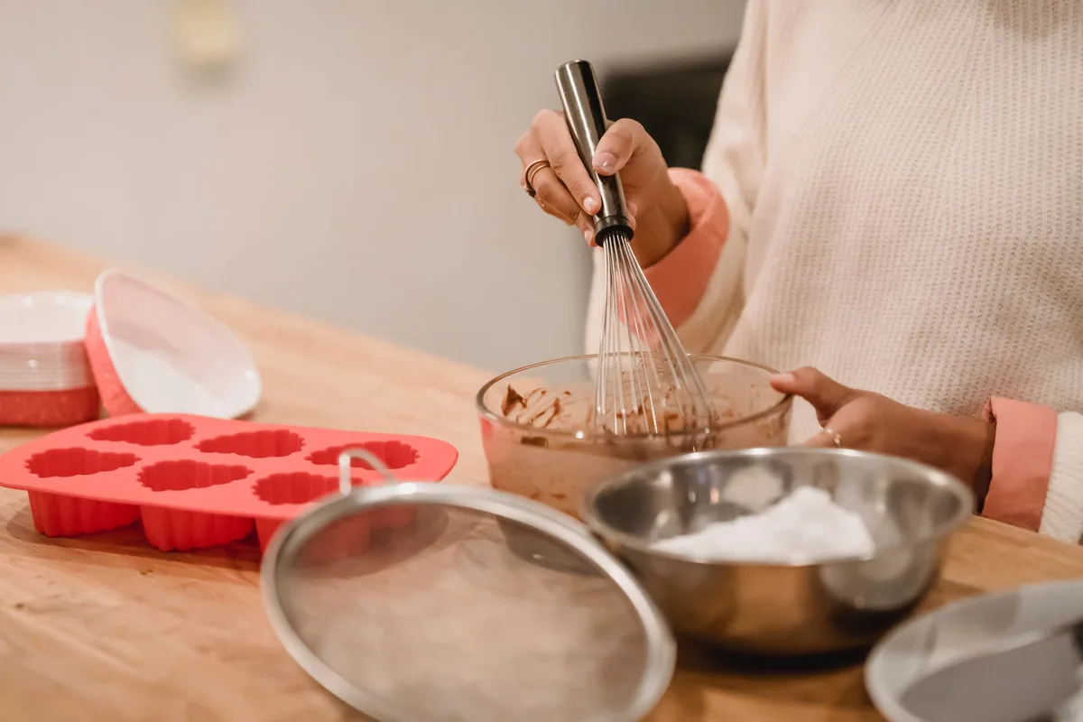 how to sift flour with a whisk