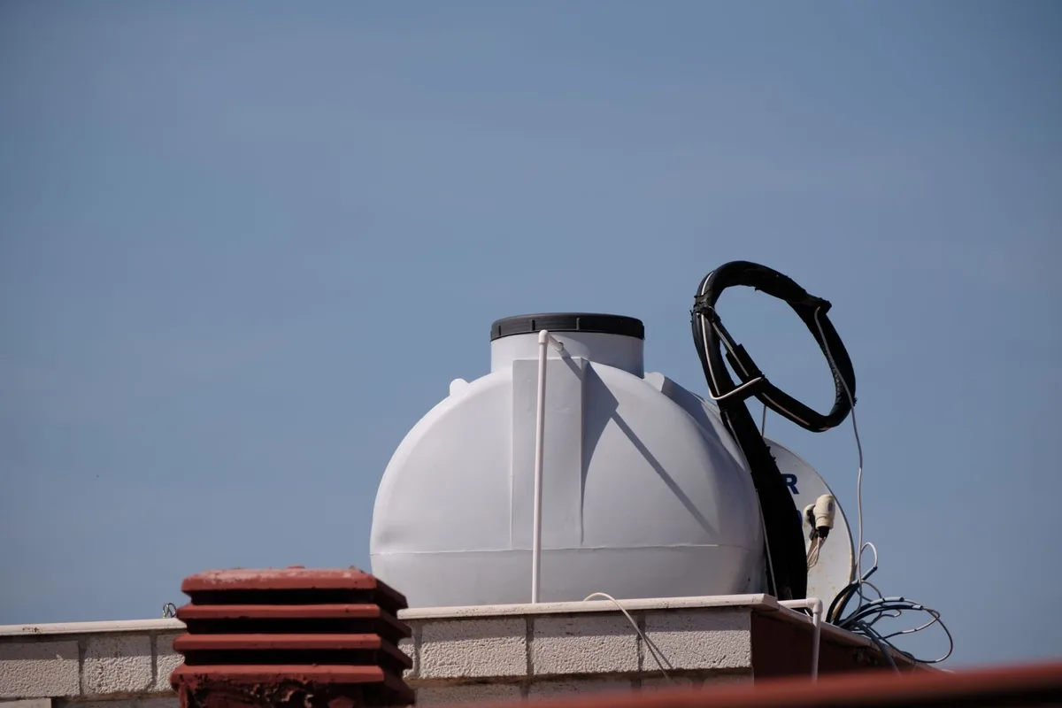 dehumidifier removes moisture from air